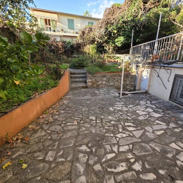 GRAND STUDIO AVEC GRANDE RESERVE GRANDE CAVE PARKING ROQUEBRUNE CAP MARTIN