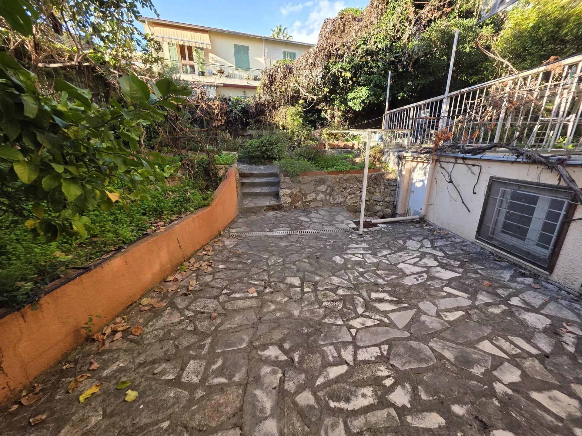 GRAND STUDIO AVEC GRANDE RESERVE GRANDE CAVE PARKING ROQUEBRUNE CAP MARTIN