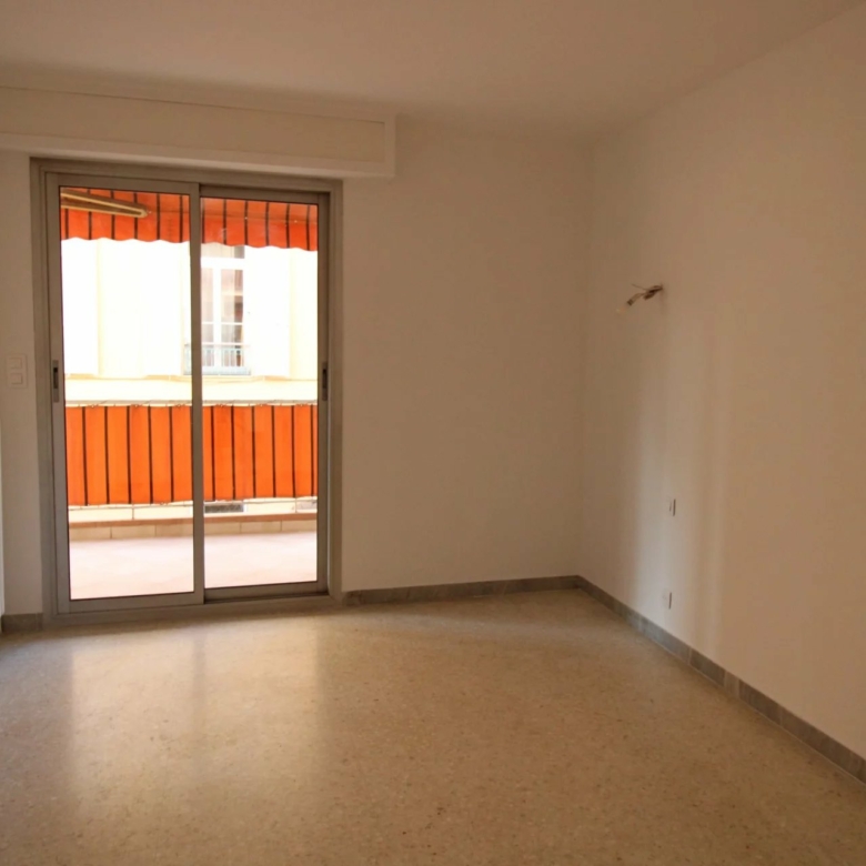 PLEIN CENTRE DE MENTON : GRAND 2P – TERRASSE – PARKING – CAVE
