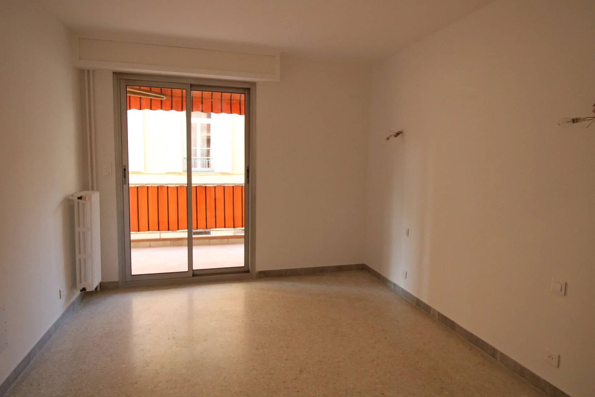 PLEIN CENTRE DE MENTON : GRAND 2P – TERRASSE – PARKING – CAVE