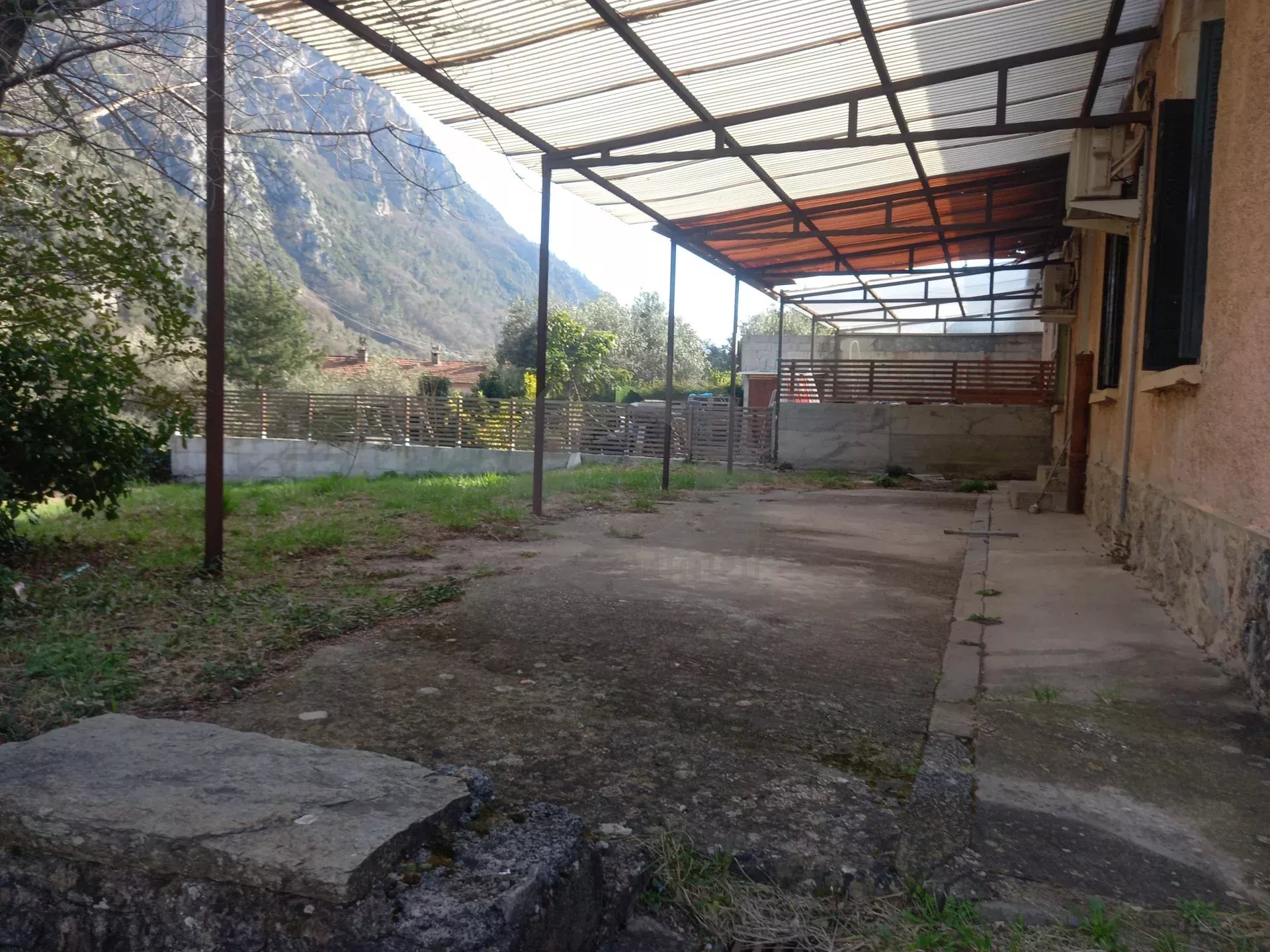 Loft brut à aménager, avec terrasse et jardin –  Hauteurs Breil sur Roya