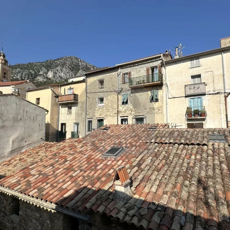 VILLAGE DE CASTELLAR : PARTIE DE MAISON DE VILLAGE – VUE PANORAMIQUE