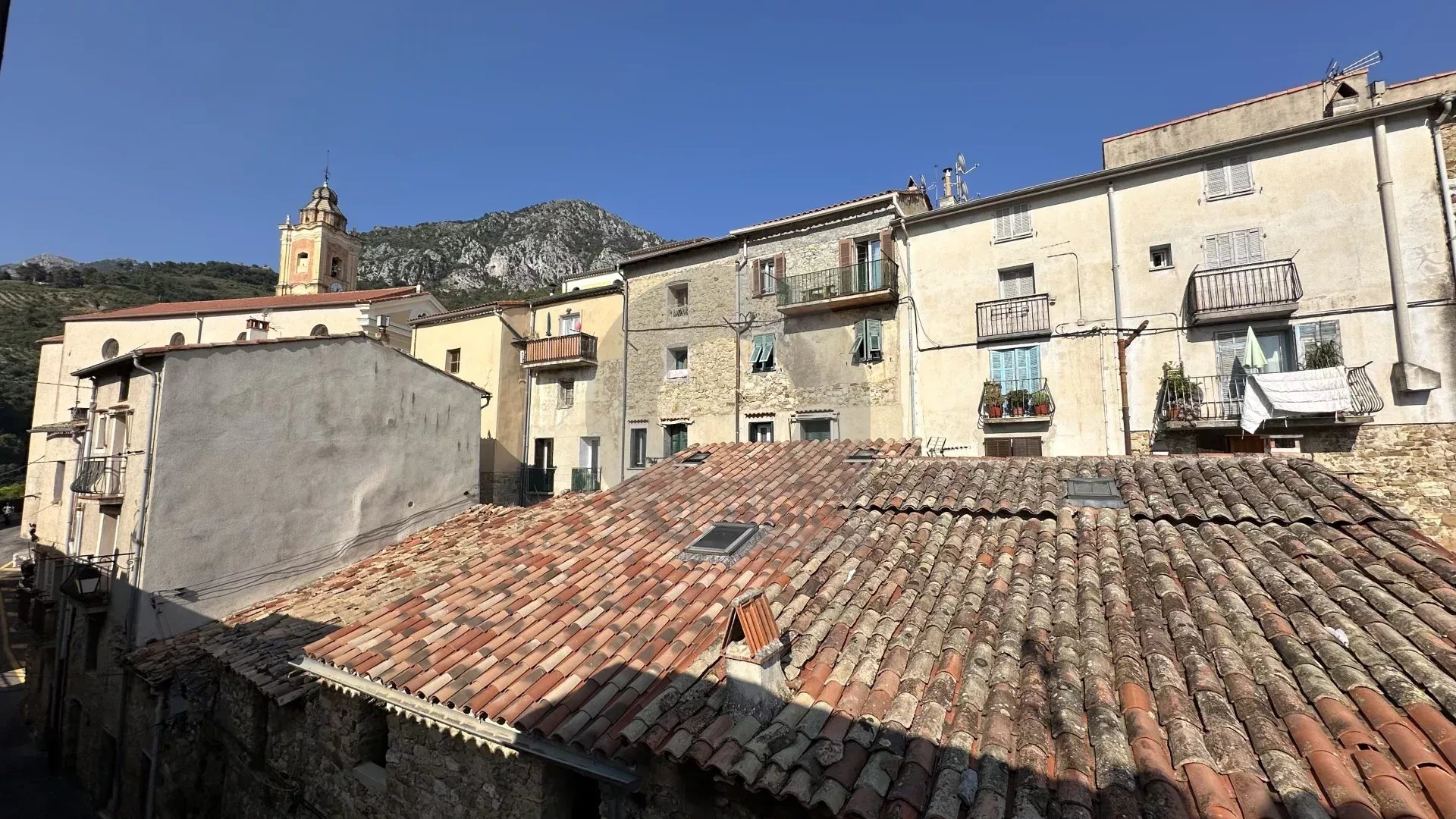 VILLAGE DE CASTELLAR : PARTIE DE MAISON DE VILLAGE – VUE PANORAMIQUE