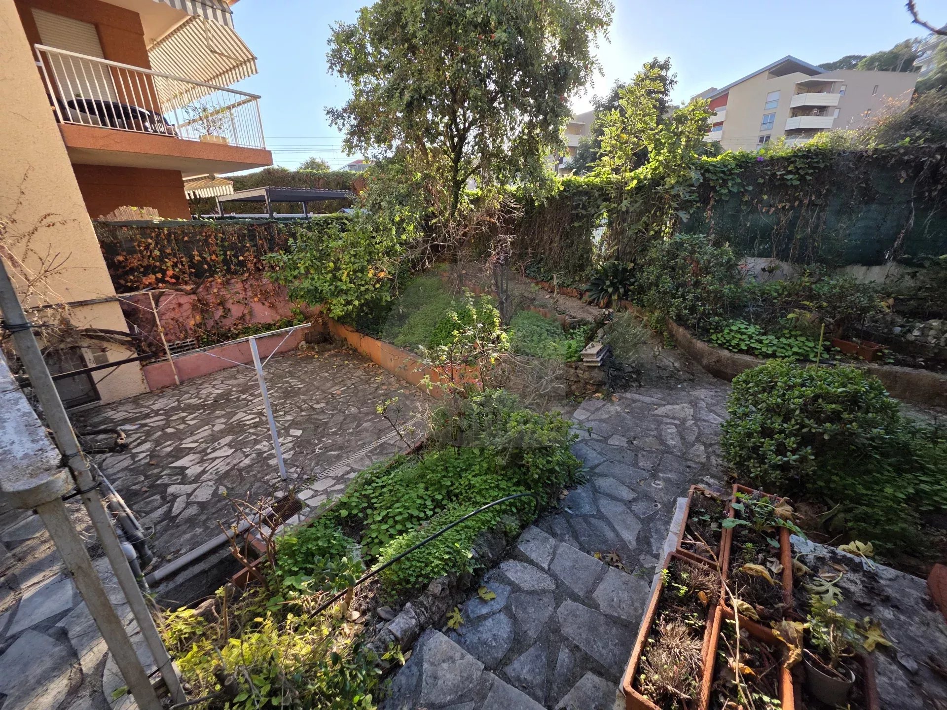 GRAND STUDIO AVEC GRANDE RESERVE GRANDE CAVE PARKING ROQUEBRUNE CAP MARTIN