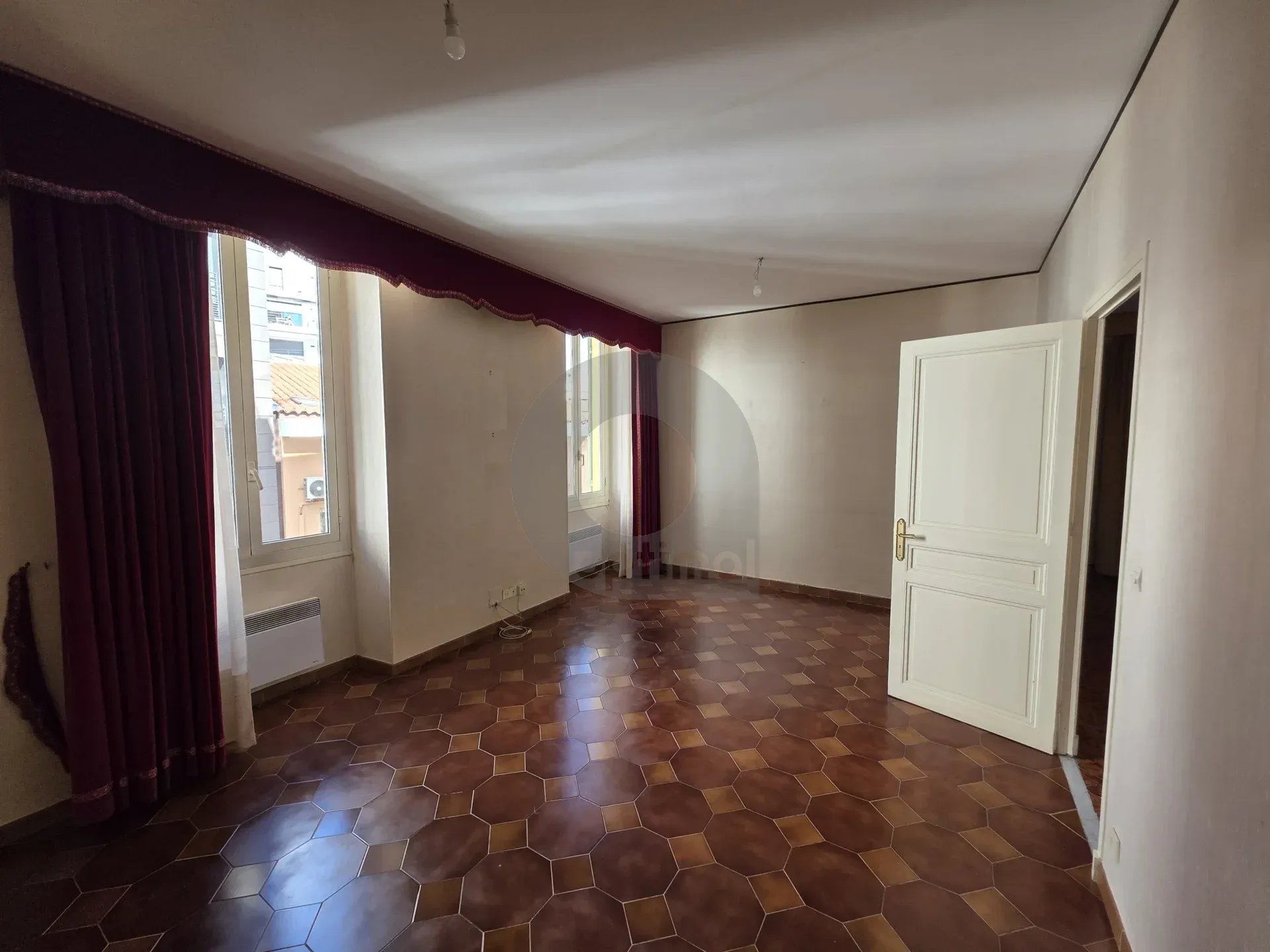 GRAND APPARTEMENT TROIS PIECES MENTON GARE ROUTIERE