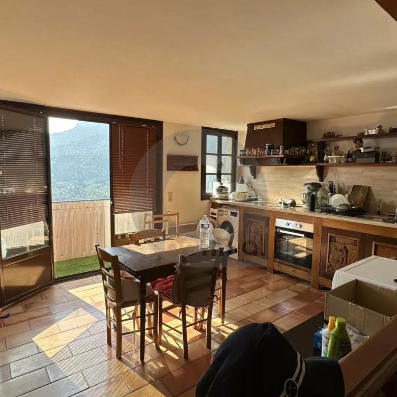 VILLAGE DE CASTELLAR : PARTIE DE MAISON DE VILLAGE – VUE PANORAMIQUE