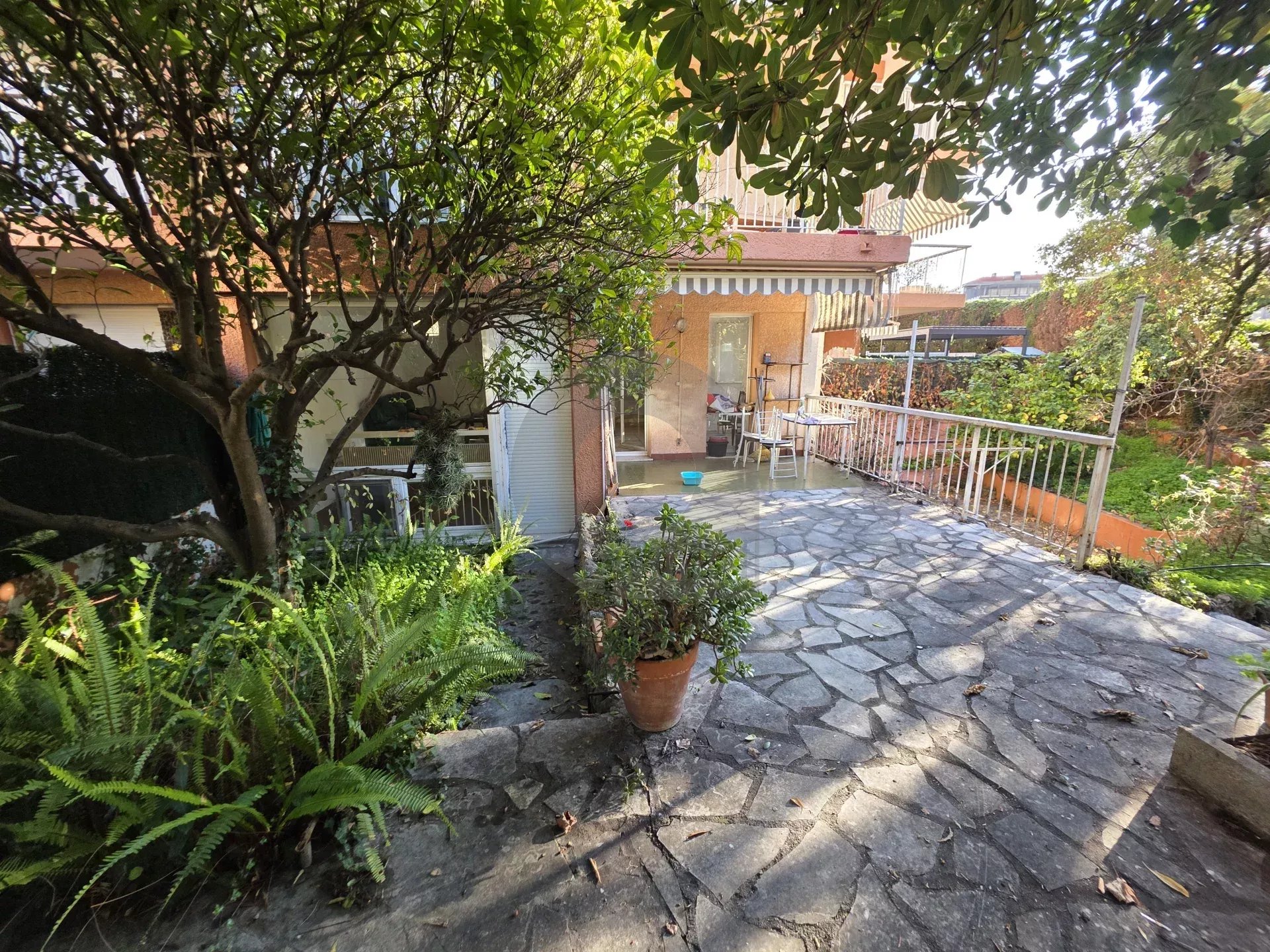 GRAND STUDIO AVEC GRANDE RESERVE GRANDE CAVE PARKING ROQUEBRUNE CAP MARTIN