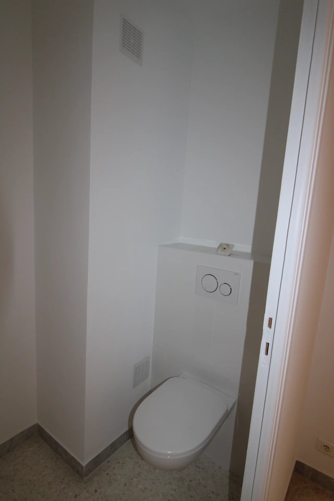 PLEIN CENTRE DE MENTON : GRAND 2P – TERRASSE – PARKING – CAVE