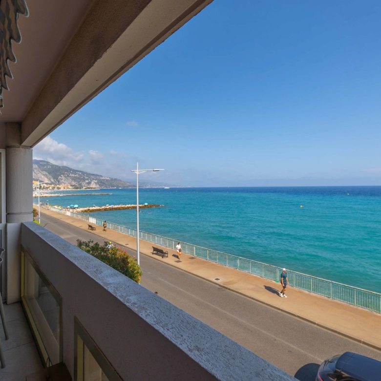 Menton Madone –  2 Pièces front de Mer excellente état