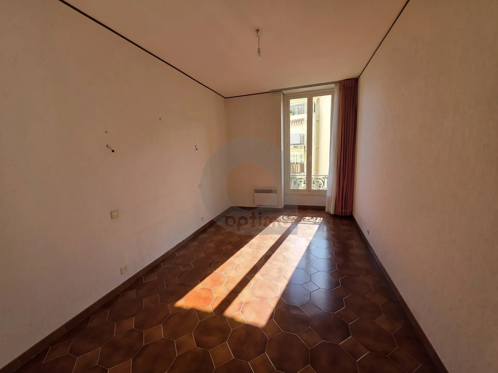 GRAND APPARTEMENT TROIS PIECES MENTON GARE ROUTIERE