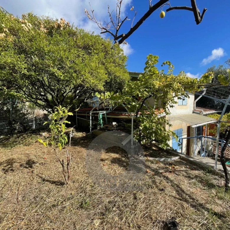 Route de Ste Agnès – Maison 3 pièces à Rénover avec terrasse et jardin – Accès pédestre