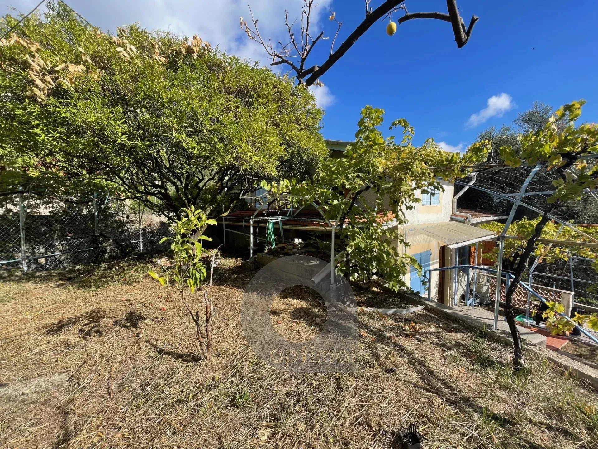 Route de Ste Agnès – Maison 3 pièces à Rénover avec terrasse et jardin – Accès pédestre