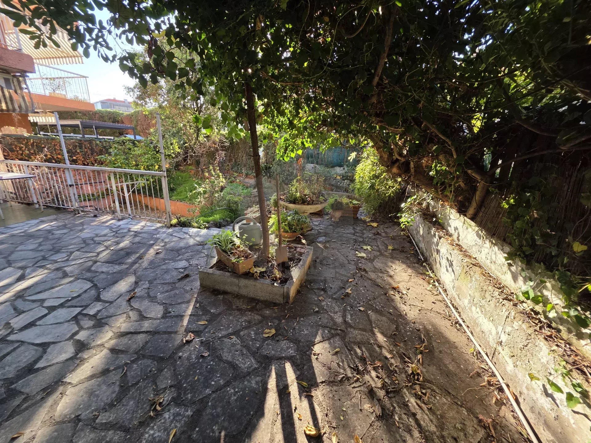 GRAND STUDIO AVEC GRANDE RESERVE GRANDE CAVE PARKING ROQUEBRUNE CAP MARTIN
