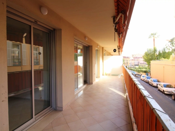 PLEIN CENTRE DE MENTON : GRAND 2P – TERRASSE – PARKING – CAVE