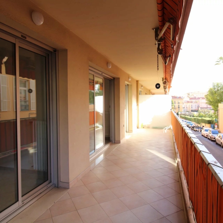 PLEIN CENTRE DE MENTON : GRAND 2P – TERRASSE – PARKING – CAVE