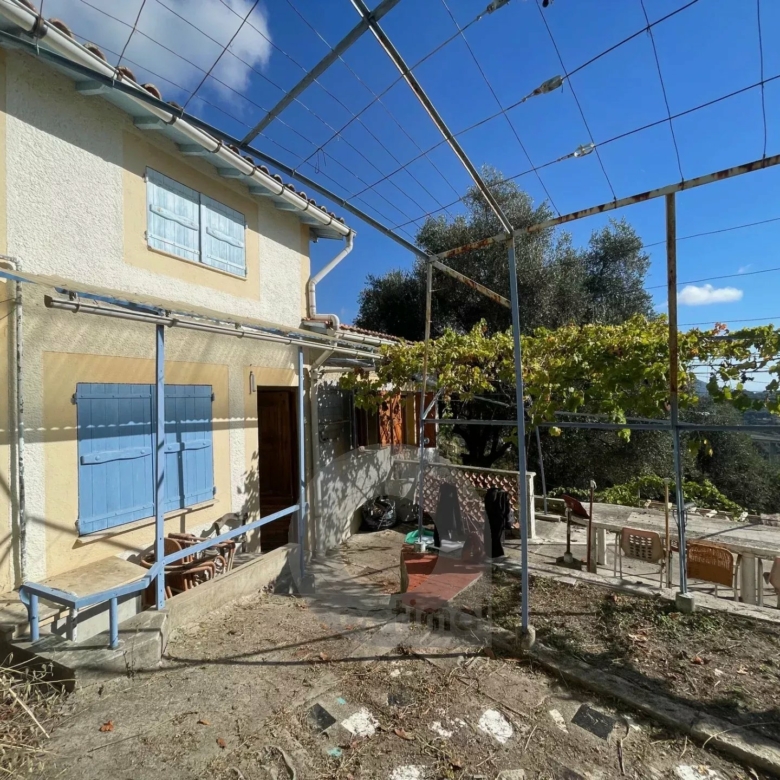Route de Ste Agnès – Maison 3 pièces à Rénover avec terrasse et jardin – Accès pédestre