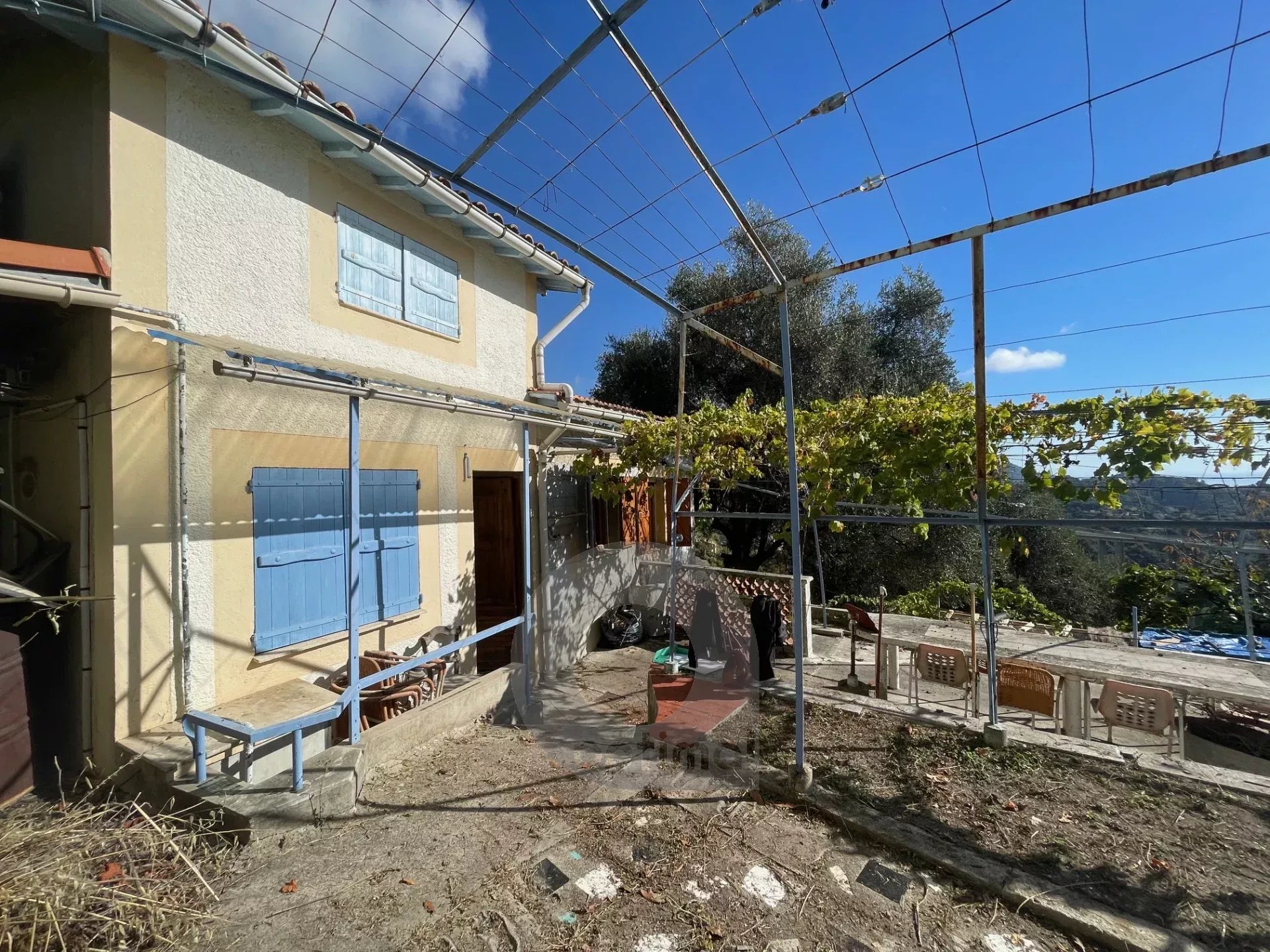Route de Ste Agnès – Maison 3 pièces à Rénover avec terrasse et jardin – Accès pédestre