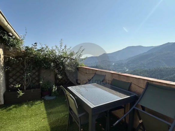 VILLAGE DE CASTELLAR : PARTIE DE MAISON DE VILLAGE – VUE PANORAMIQUE
