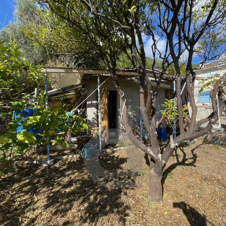 Route de Ste Agnès – Maison 3 pièces à Rénover avec terrasse et jardin – Accès pédestre