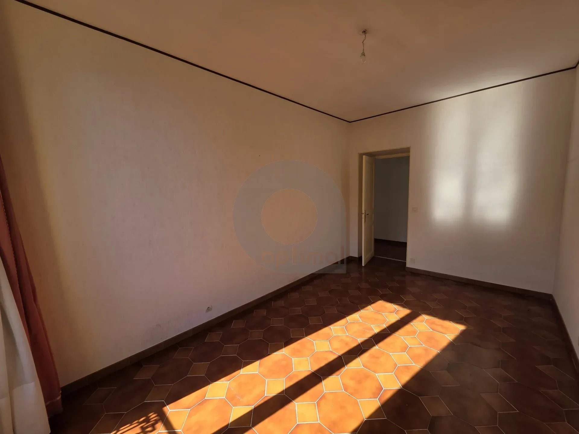 GRAND APPARTEMENT TROIS PIECES MENTON GARE ROUTIERE