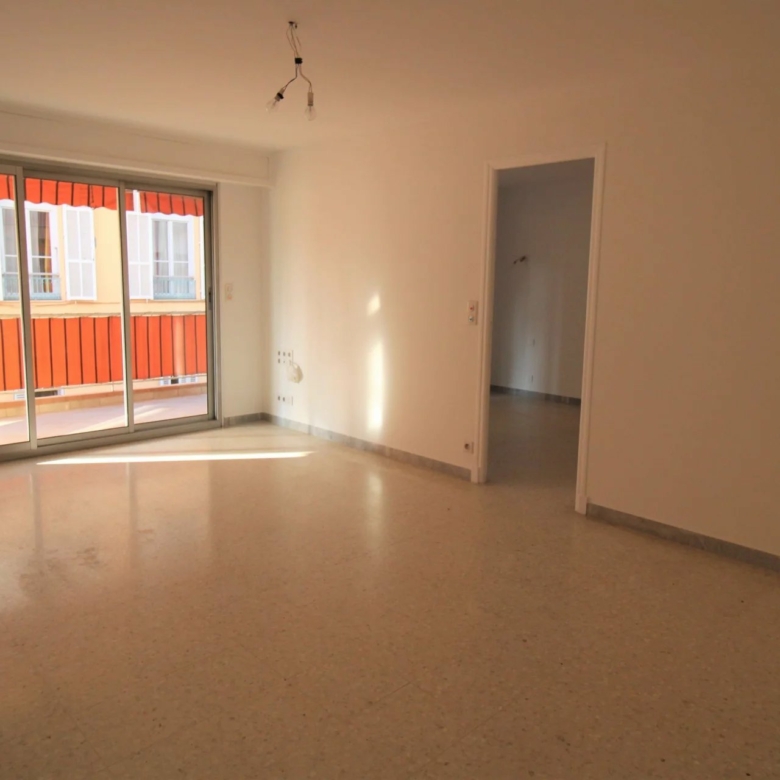 PLEIN CENTRE DE MENTON : GRAND 2P – TERRASSE – PARKING – CAVE