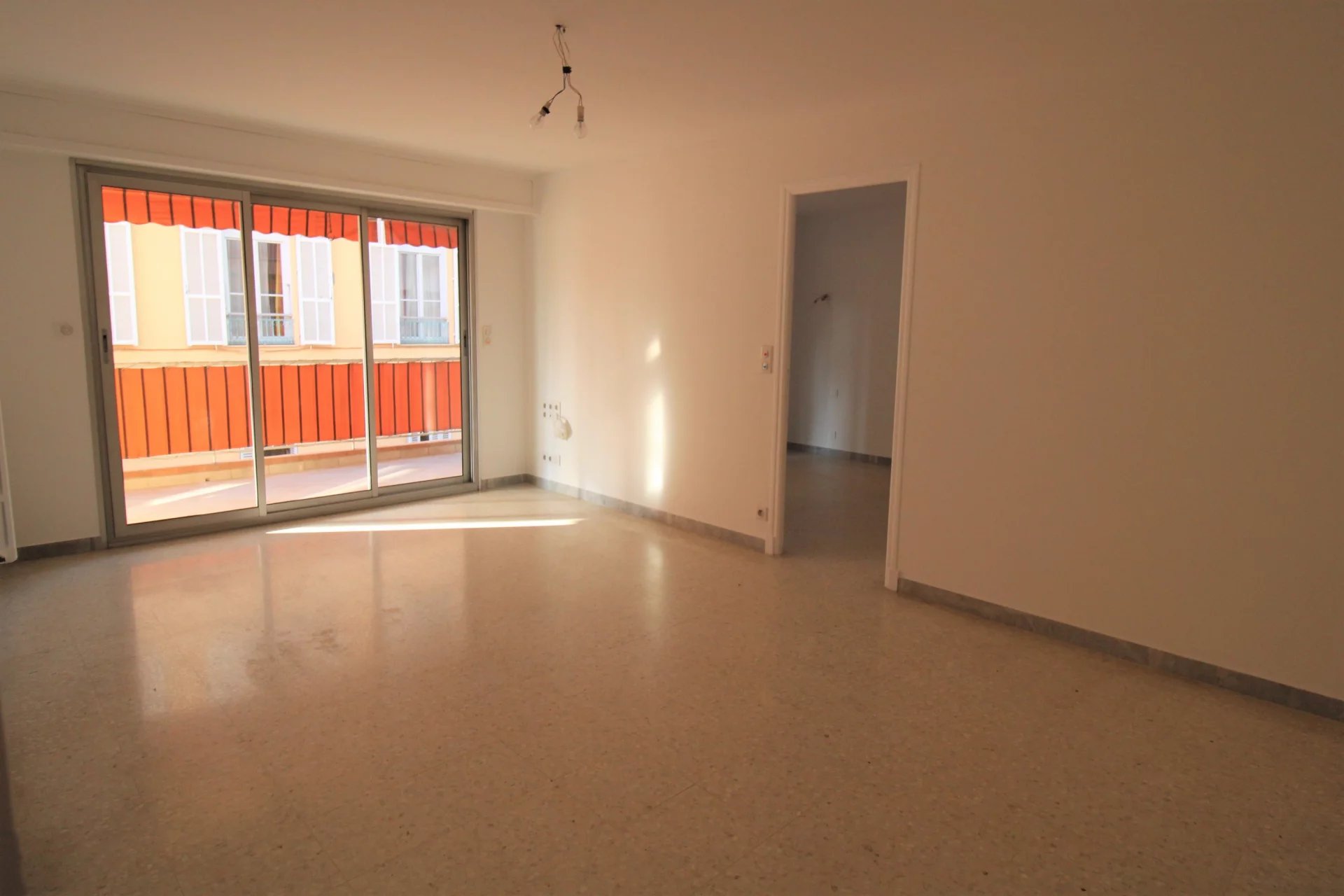 PLEIN CENTRE DE MENTON : GRAND 2P – TERRASSE – PARKING – CAVE