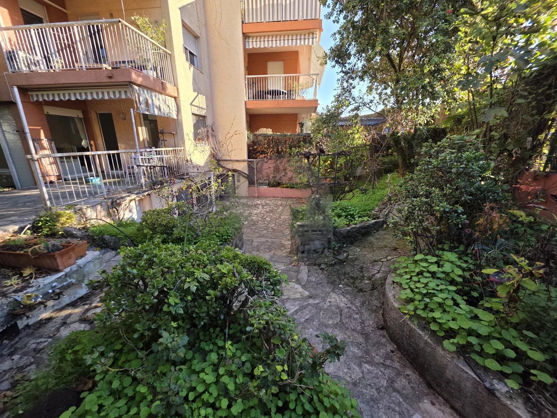 GRAND STUDIO AVEC GRANDE RESERVE GRANDE CAVE PARKING ROQUEBRUNE CAP MARTIN
