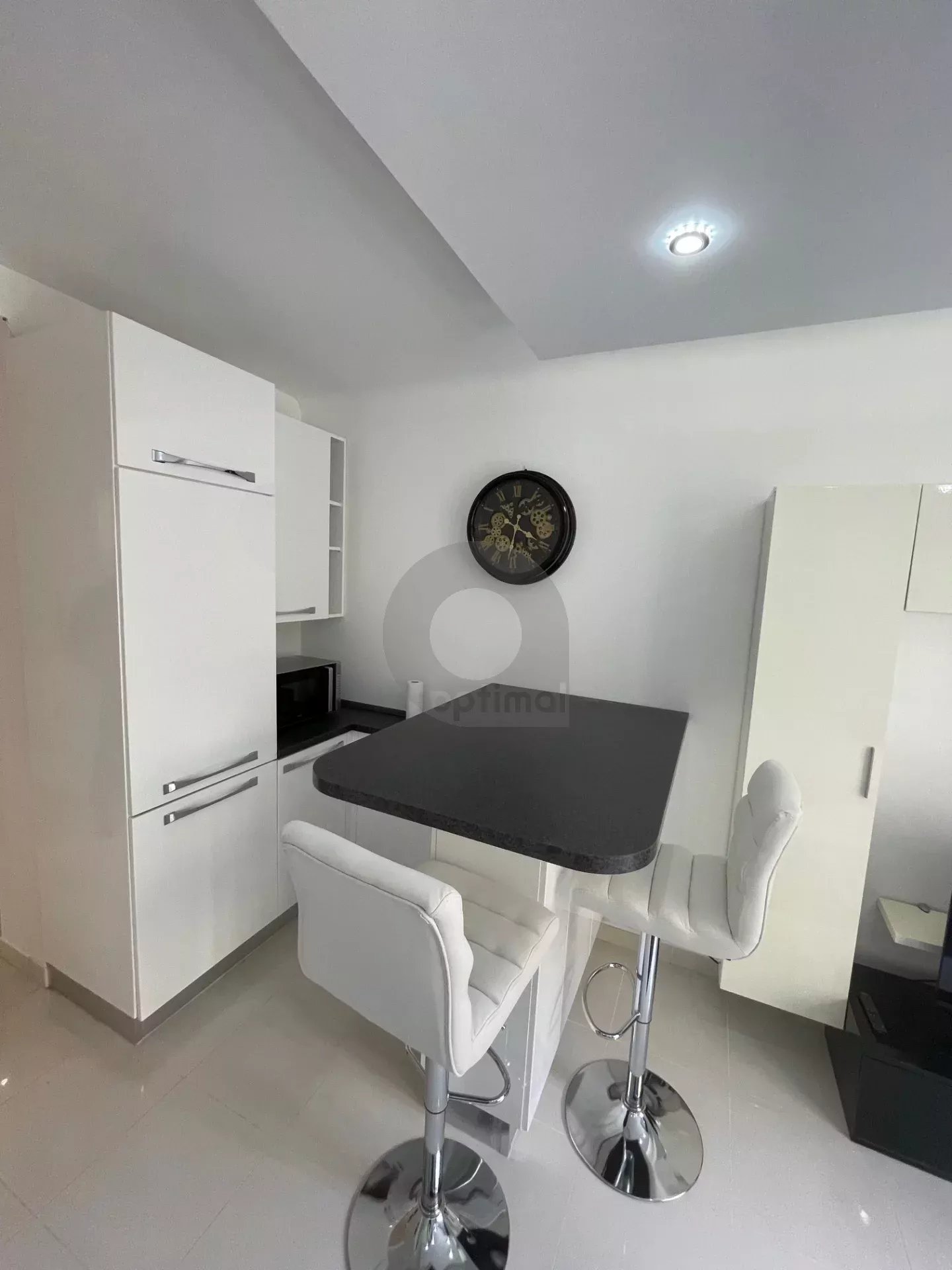 MENTON GARAVAN : A LOUER STUDIO MEUBLE