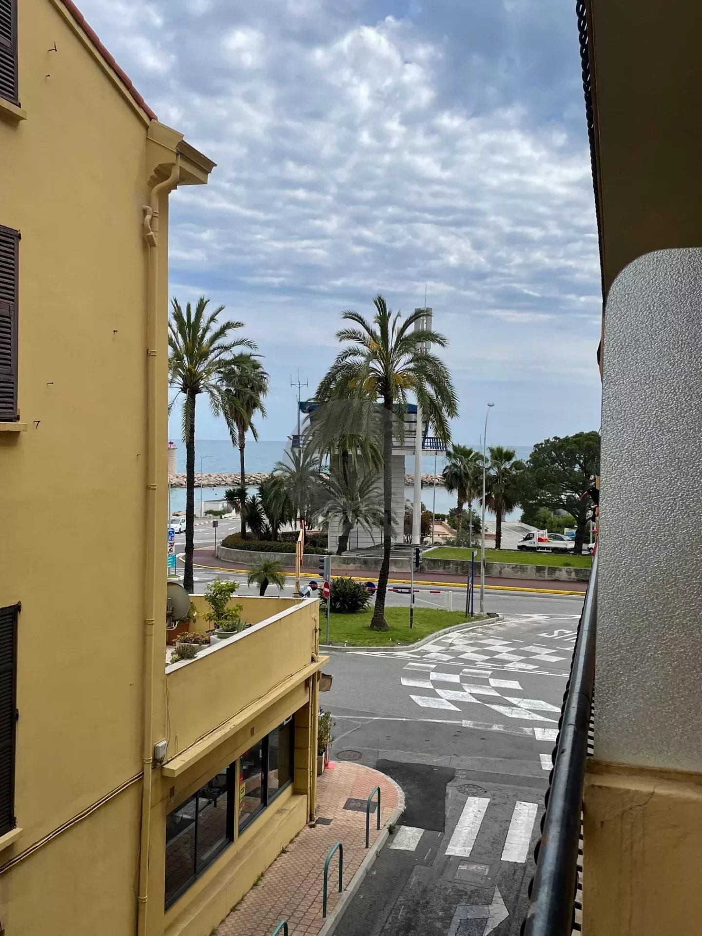 MENTON GARAVAN : A LOUER STUDIO MEUBLE
