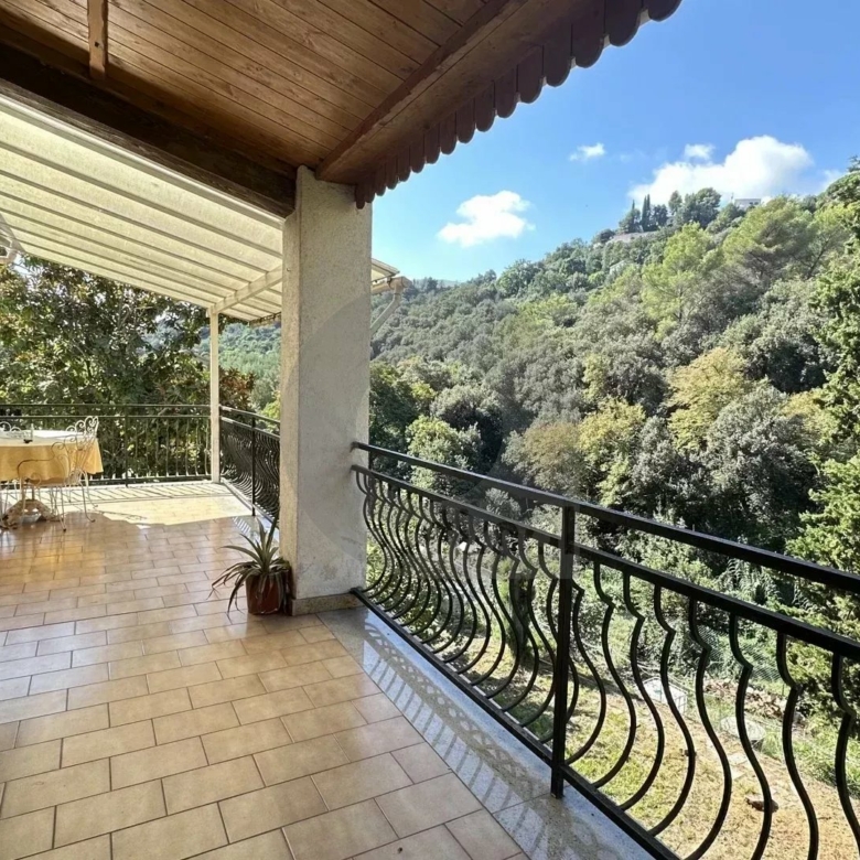 Menton – Cabrolles : Rare! Grande propriété avec magnifique terrain  – Vue dégagée – Accès direct