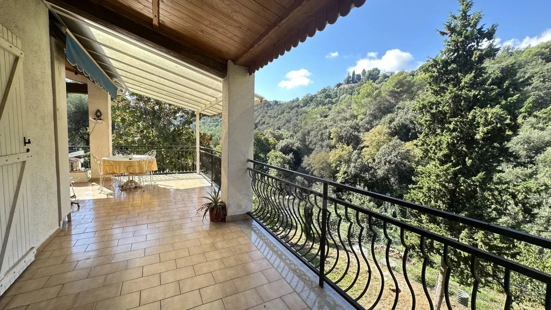 Menton – Cabrolles : Rare! Grande propriété avec magnifique terrain  – Vue dégagée – Accès direct