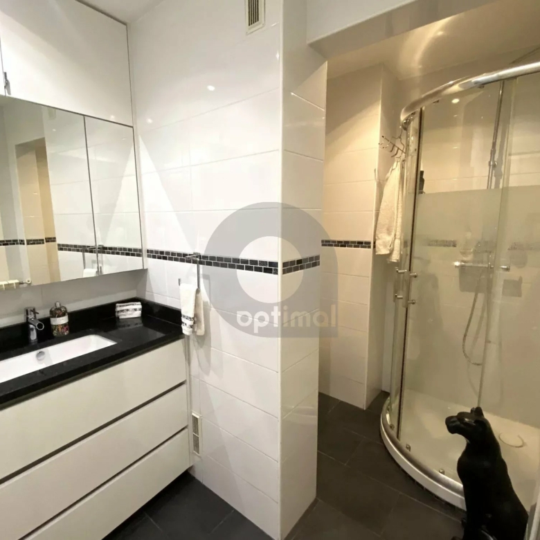 A VENDRE – MENTON CAREÏ – BEAU 3P AVEC CAVE EN BON ETAT TRAVERSANT BALCON TERRASSE ET JARDIN