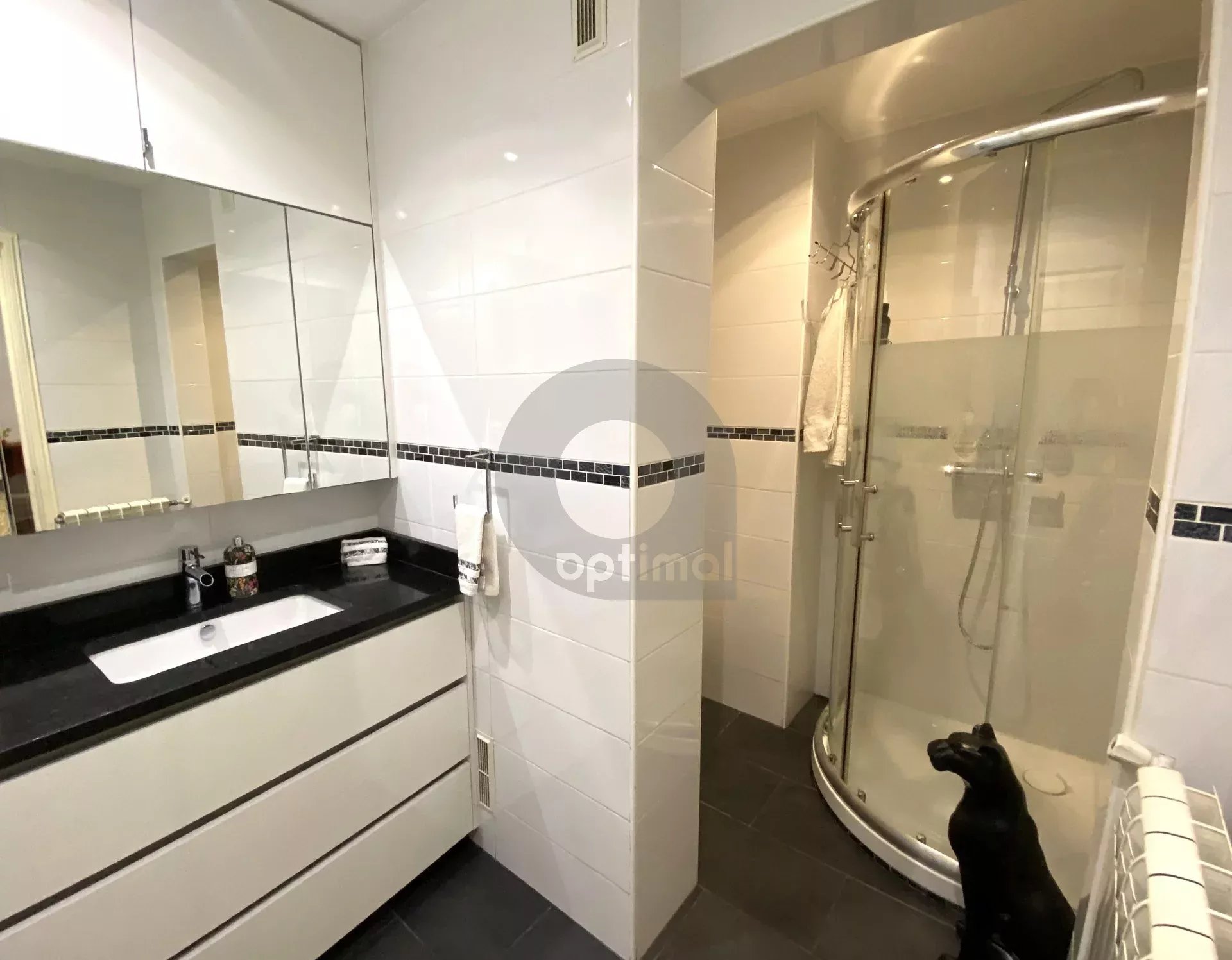 A VENDRE – MENTON CAREÏ – BEAU 3P AVEC CAVE EN BON ETAT TRAVERSANT BALCON TERRASSE ET JARDIN