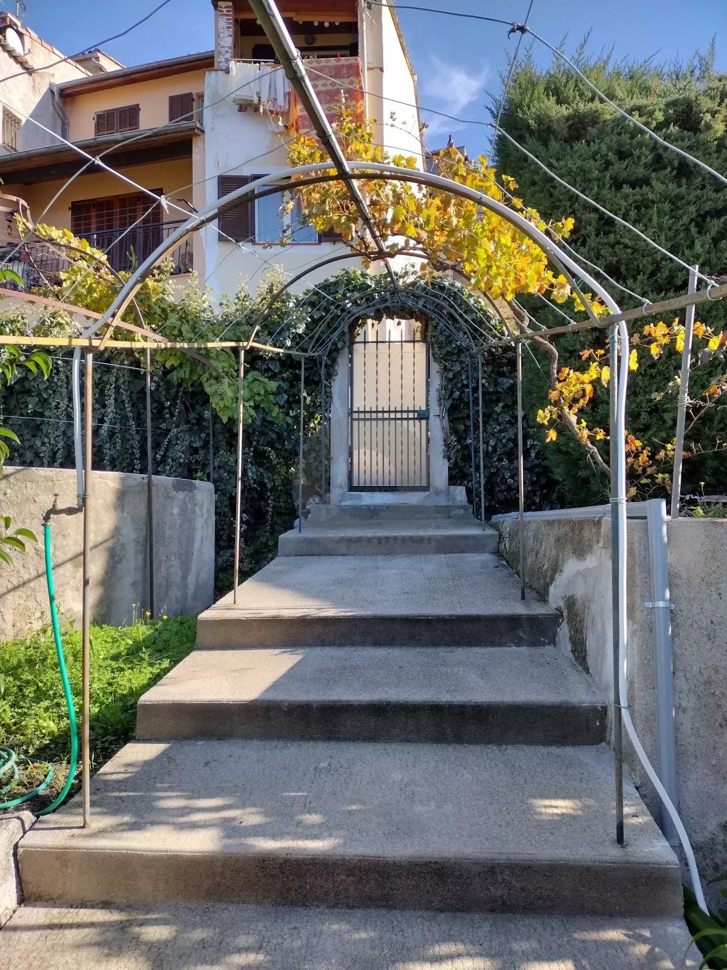 CASTELLAR : A LOUER 3P MEUBLE AVEC JARDIN