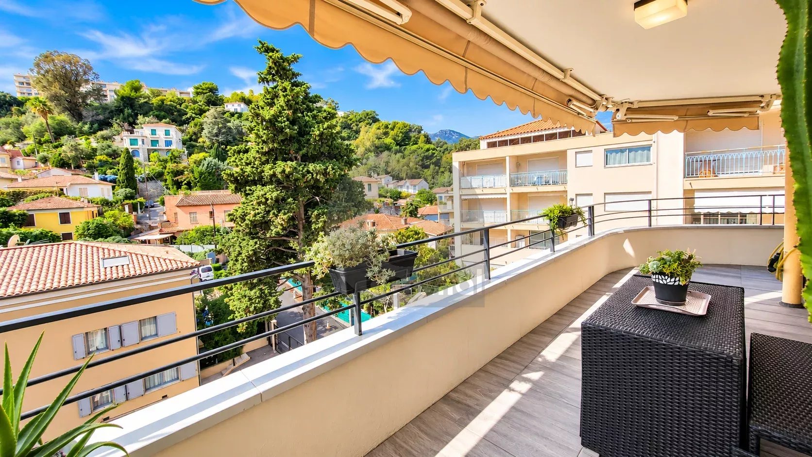 Proche centre ville – 2 Pièces – terrasse – parking – caves