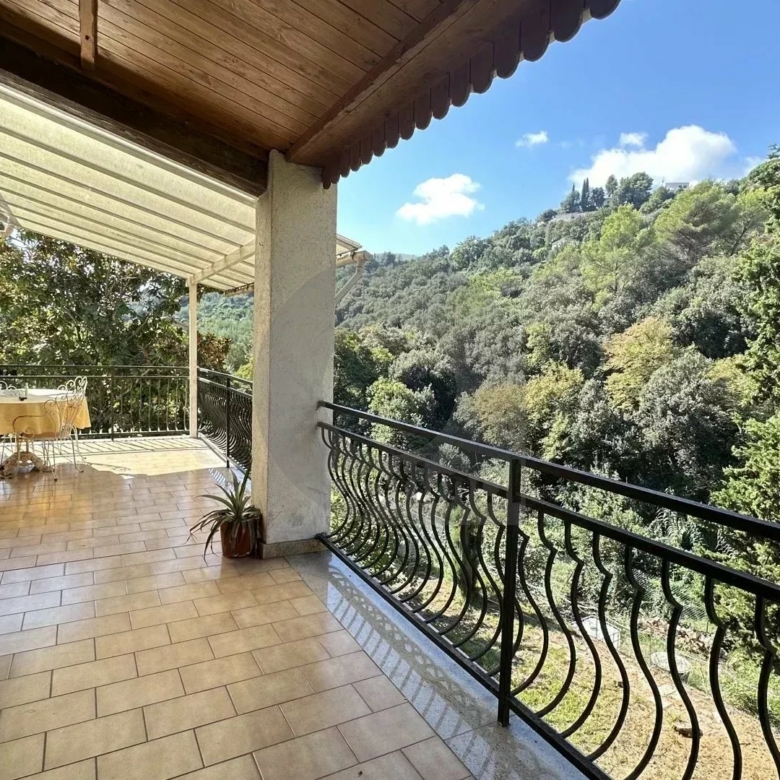 Menton – Cabrolles : Rare! Grande propriété avec magnifique terrain  – Vue dégagée – Accès direct