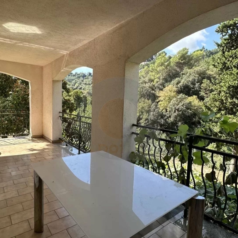 Menton – Cabrolles : Rare! Grande propriété avec magnifique terrain  – Vue dégagée – Accès direct