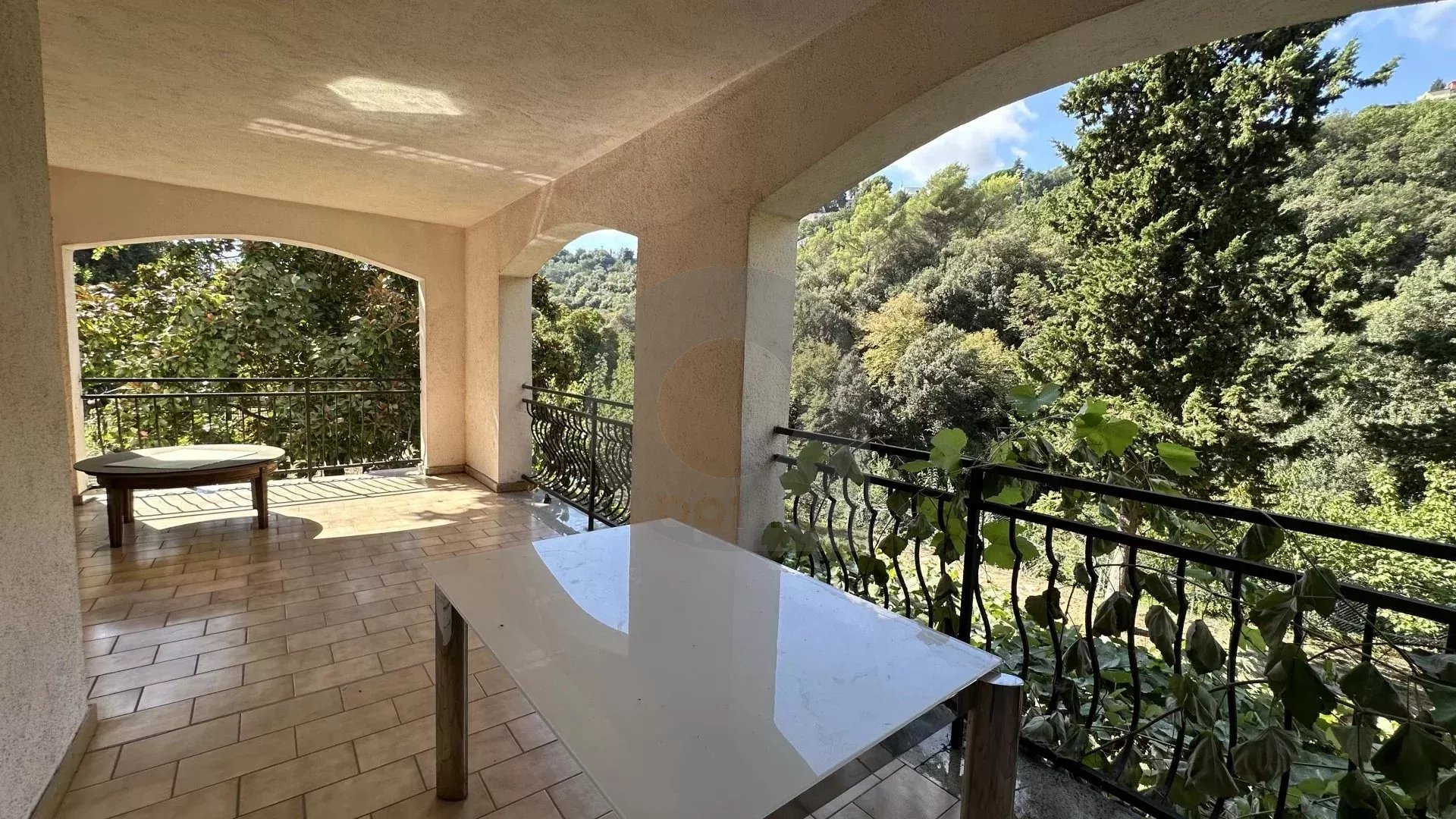 Menton – Cabrolles : Rare! Grande propriété avec magnifique terrain  – Vue dégagée – Accès direct