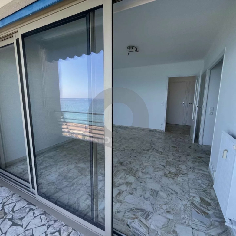 A LOUER STUDIO FRONT DE MER AVEC TERRASSE ET CAVE