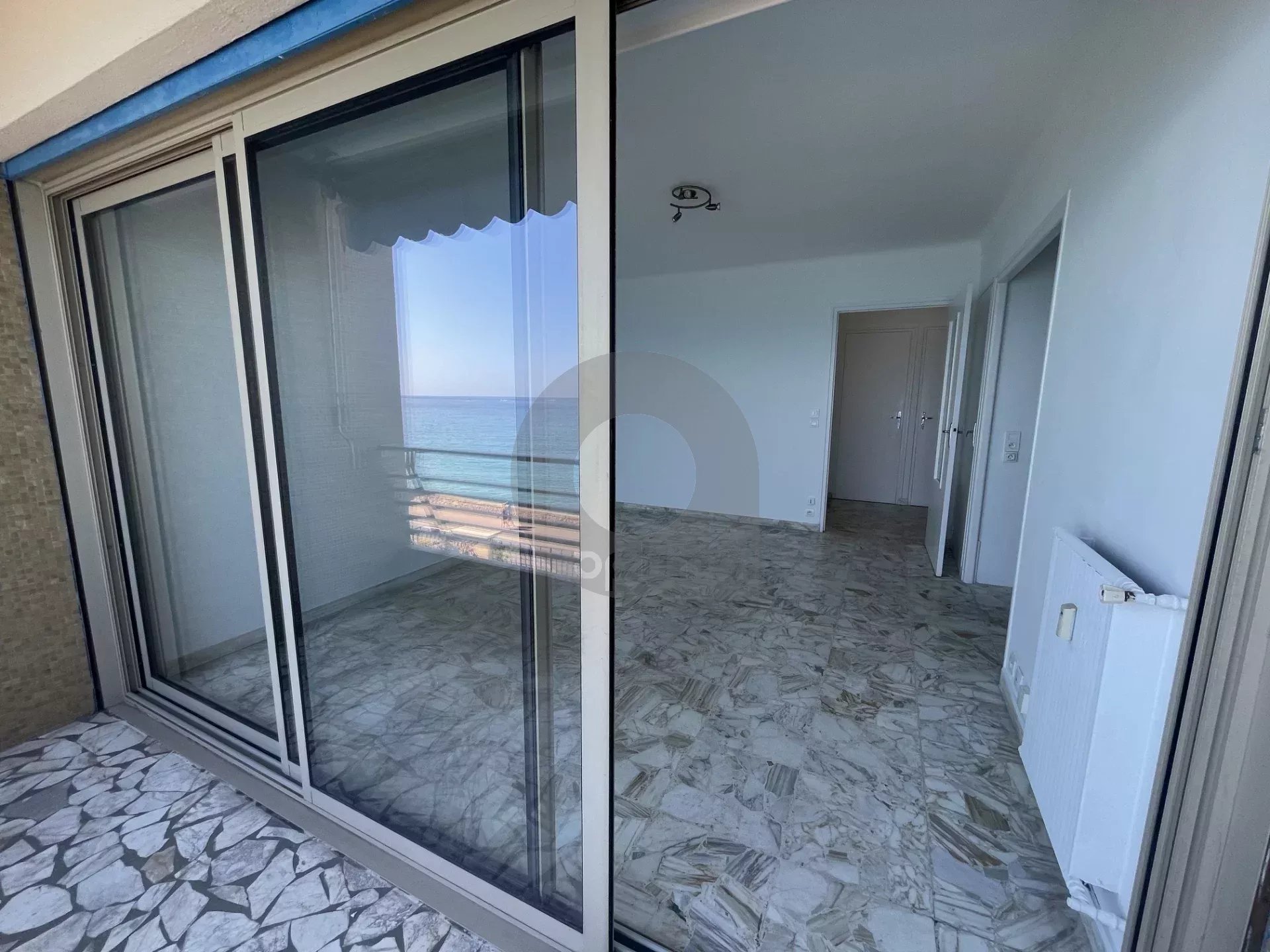 A LOUER STUDIO FRONT DE MER AVEC TERRASSE ET CAVE