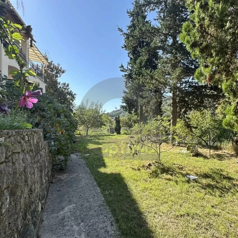Menton – Cabrolles : Rare! Grande propriété avec magnifique terrain  – Vue dégagée – Accès direct