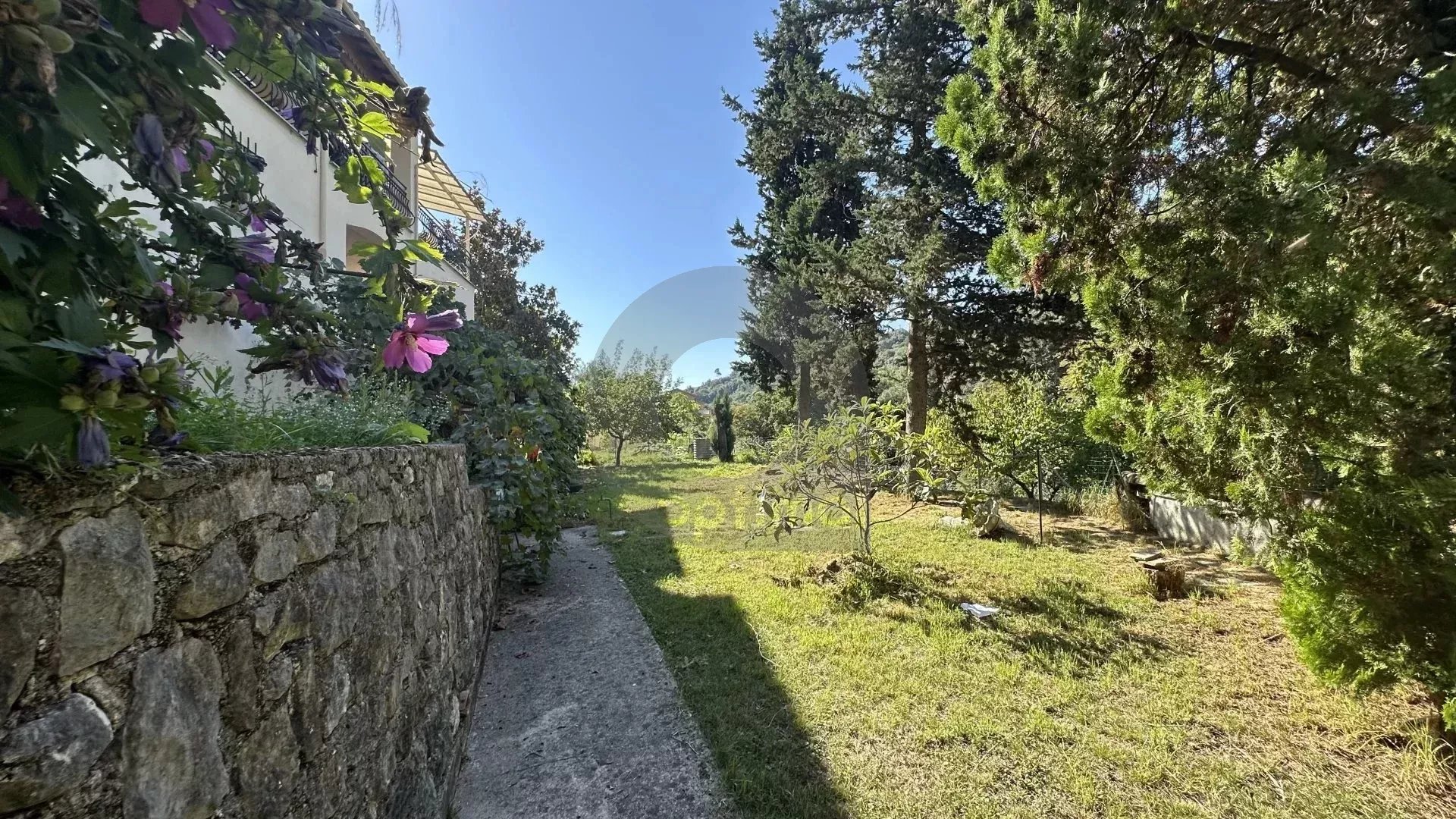 Menton – Cabrolles : Rare! Grande propriété avec magnifique terrain  – Vue dégagée – Accès direct
