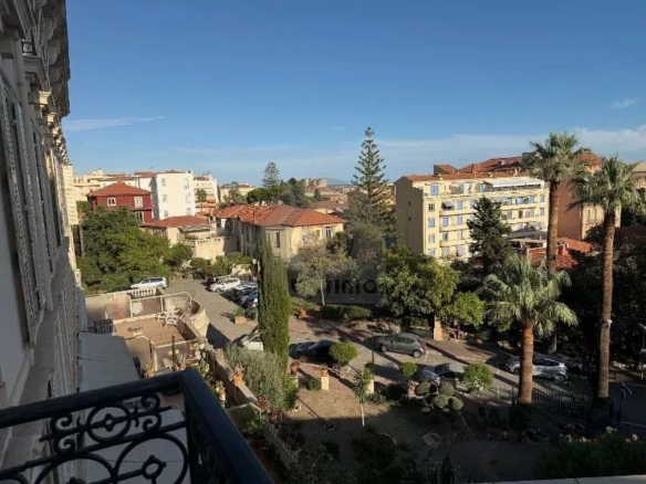 centre menton – LE LOUVRE