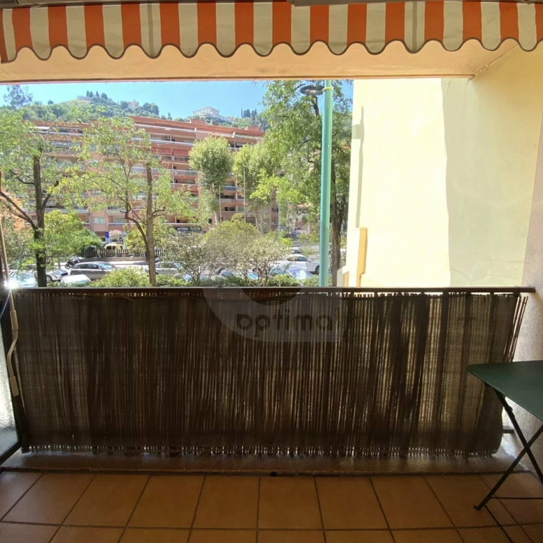 A VENDRE – MENTON CAREÏ – BEAU 3P AVEC CAVE EN BON ETAT TRAVERSANT BALCON TERRASSE ET JARDIN