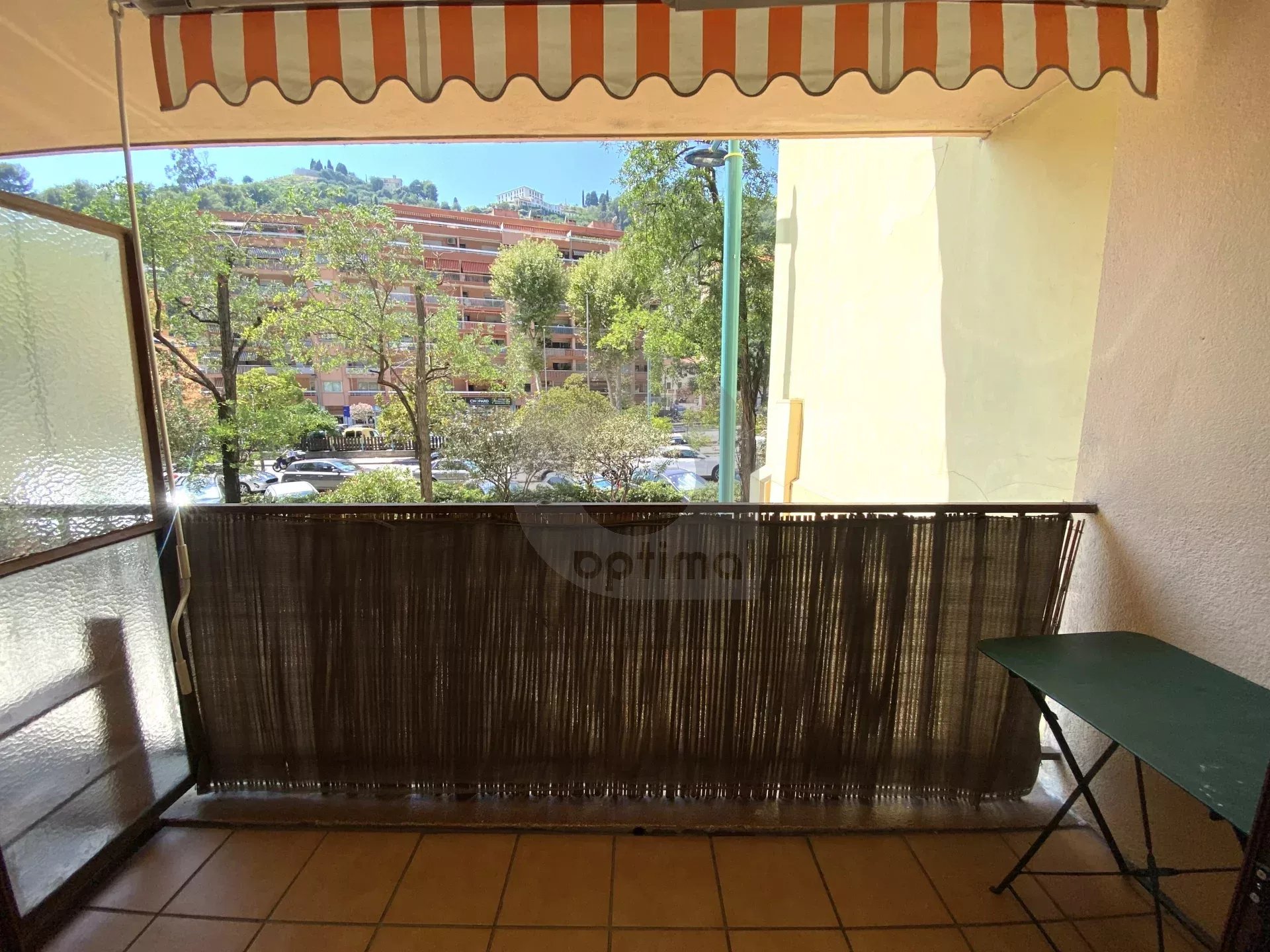 A VENDRE – MENTON CAREÏ – BEAU 3P AVEC CAVE EN BON ETAT TRAVERSANT BALCON TERRASSE ET JARDIN