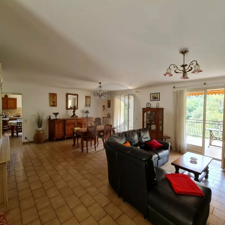 Menton – Cabrolles : Rare! Grande propriété avec magnifique terrain  – Vue dégagée – Accès direct