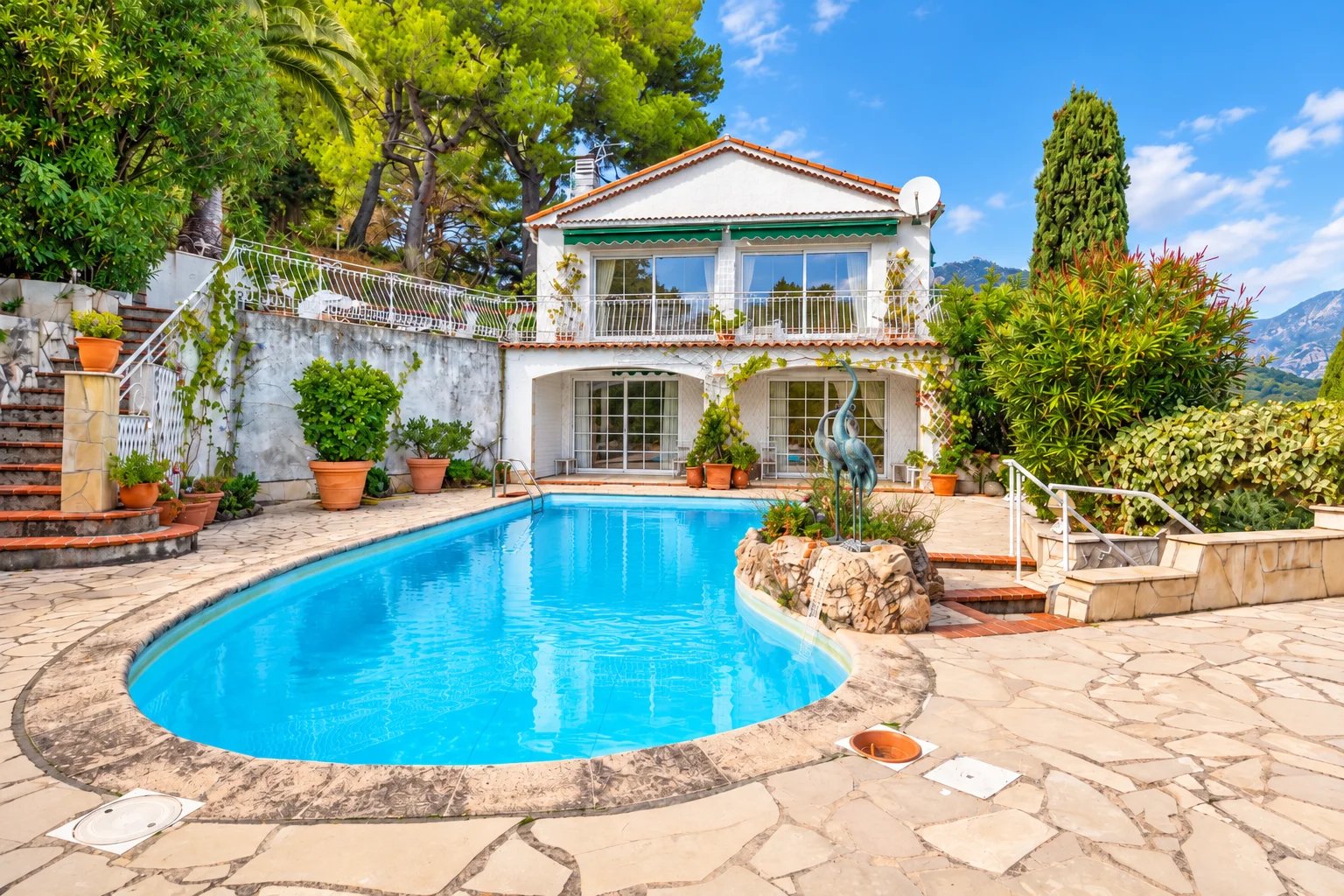SAINTE-AGNÈS – SPACIEUSE VILLA AVEC VUE MER, PISCINE CHAUFFÉE ET DÉPENDANCE