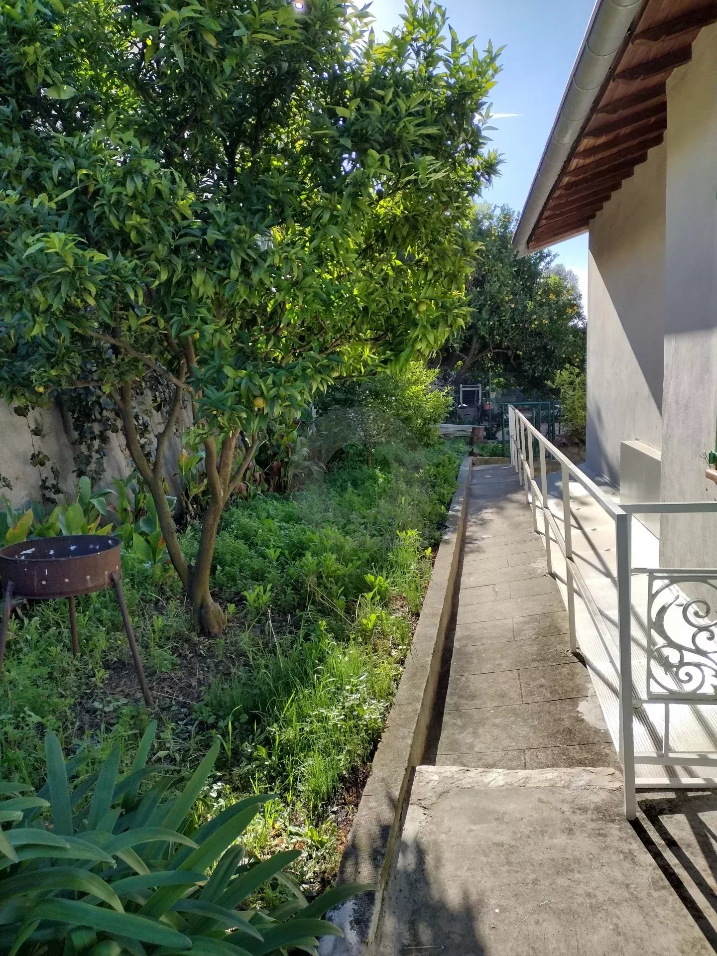 CASTELLAR : A LOUER 3P MEUBLE AVEC JARDIN