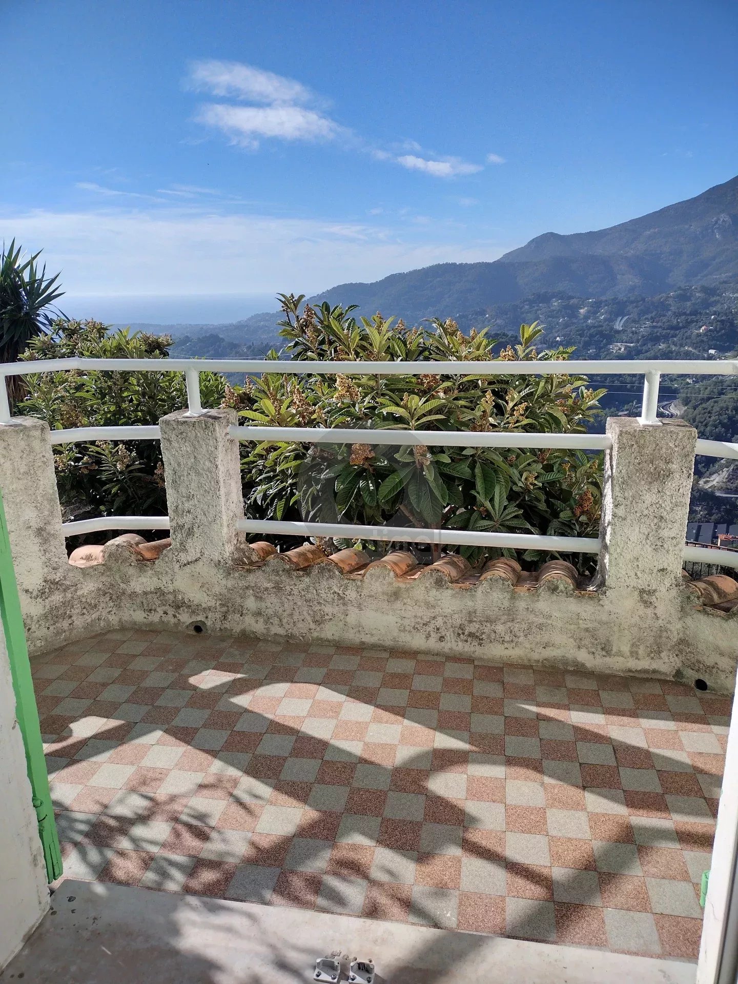 CASTELLAR : A LOUER 3P MEUBLE AVEC JARDIN