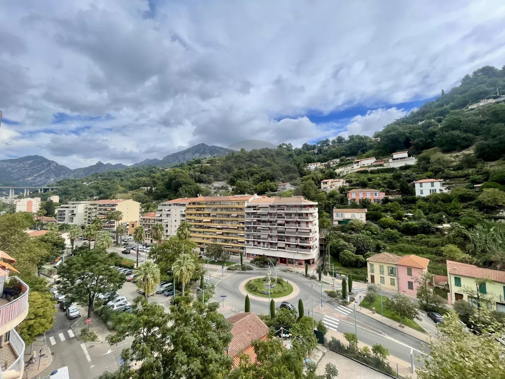Menton mi-careï Studio 29m² terrasse 23m² cave